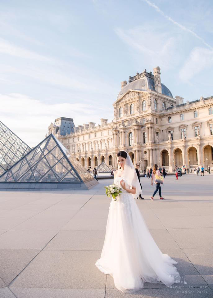Một bộ ảnh cưới ở Paris không thể thiếu trong bộ sưu tập của bạn. Cùng ngắm nhìn bức ảnh đầy lãng mạn này để cảm nhận được tình yêu của hai người trong khung cảnh đẹp như cổ tích của thành phố ánh sáng.