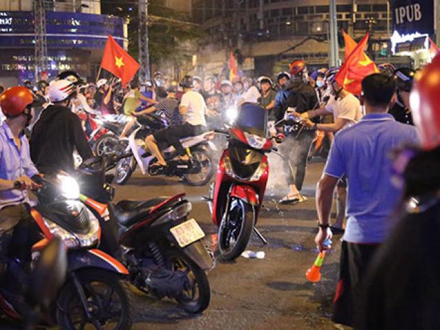 “Đi bão” đêm Việt Nam thắng Philippines, xe tay ga bốc khói giữa “biển người”
