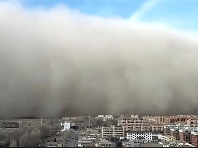 Cảnh tượng bão cát như phim ”xác ướp Ai Cập” bao trùm thành phố