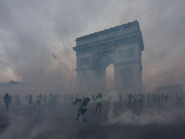 Nóng: Paris chìm trong biển lửa vì bạo loạn ”Áo vest Vàng”