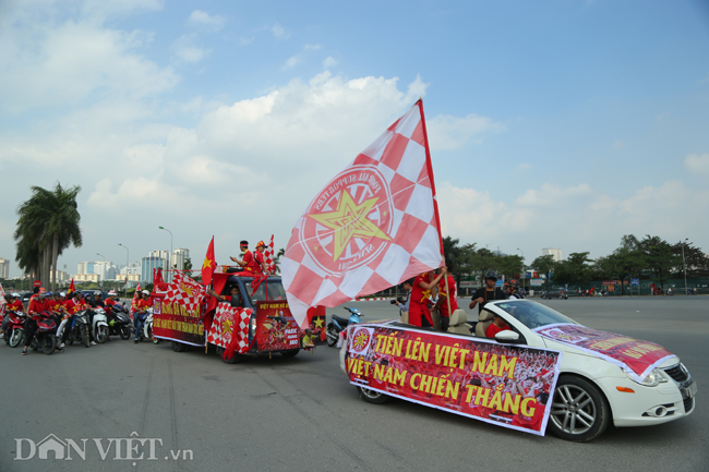 anh: cdv viet nam nhuom do pho phuong ha noi huong ve san my dinh hinh anh 1