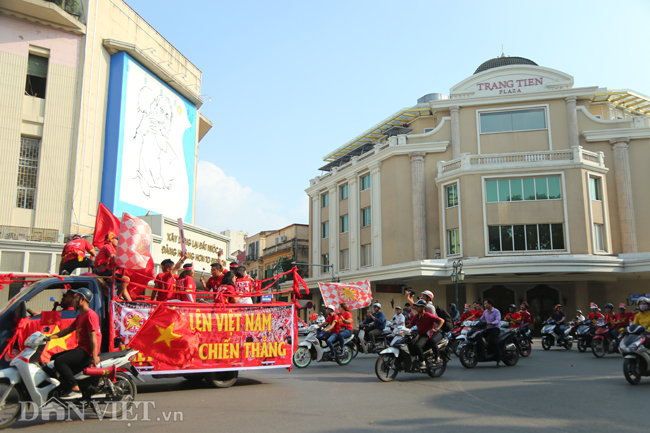 anh: cdv viet nam nhuom do pho phuong ha noi huong ve san my dinh hinh anh 10