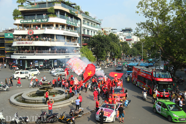 anh: cdv viet nam nhuom do pho phuong ha noi huong ve san my dinh hinh anh 12