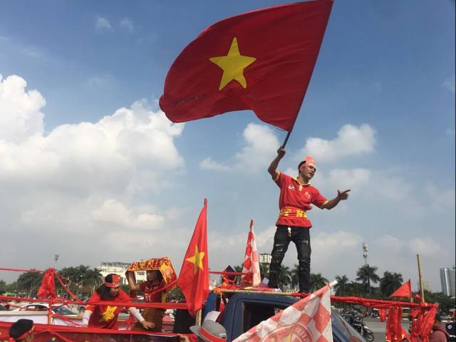 Nghìn CĐV bắt đầu “khuấy đảo” Mỹ Đình cổ vũ tuyển Việt Nam đánh bại Philippines