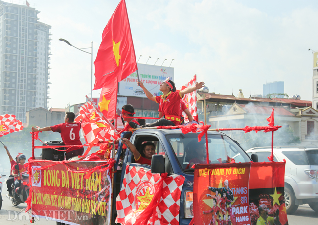 anh: cdv viet nam nhuom do pho phuong ha noi huong ve san my dinh hinh anh 3