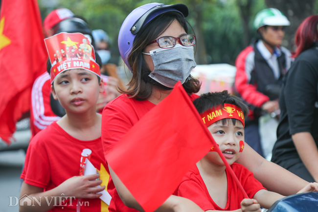 anh: cdv viet nam nhuom do pho phuong ha noi huong ve san my dinh hinh anh 5