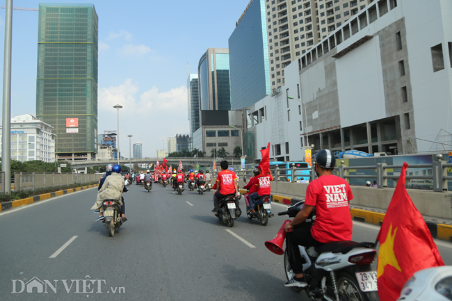 anh: cdv viet nam nhuom do pho phuong ha noi huong ve san my dinh hinh anh 6