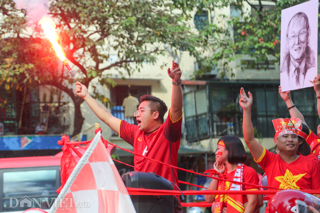 anh: cdv viet nam nhuom do pho phuong ha noi huong ve san my dinh hinh anh 8