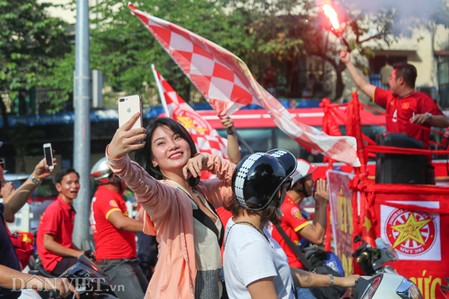 anh: cdv viet nam nhuom do pho phuong ha noi huong ve san my dinh hinh anh 9