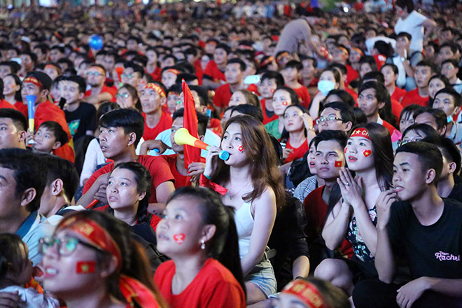 ĐT Việt Nam: Cán đích trong chiến thắng đầy nỗ lực trước Malaysia, ĐT Việt Nam giành quyền đá trận chung kết AFF Cup 2018 sau 10 năm chờ đợi. Hãy xem những khoảnh khắc đầy cảm xúc của HLV Park Hang Seo và các cầu thủ trong hành trình đưa bóng đá Việt Nam lên một tầm cao mới.