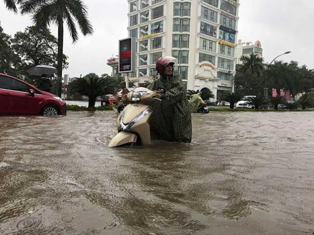 Mưa lớn kéo dài, TP Vinh ngập sâu, xuất hiện hố ”tử thần”