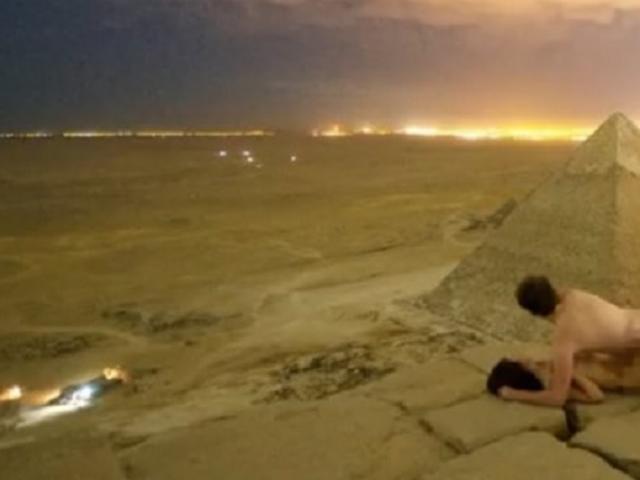 Cặp đôi khỏa thân trên đại kim tự tháp Giza ở Ai cập gây phẫn nộ