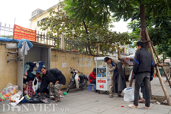 Tại một điểm từ thiện nằm trên đường Nguyễn Chí Thanh, những người nghèo có thể chọn những bộ quần áo ấm miễn phí.