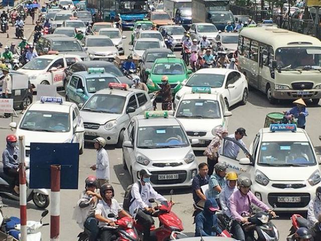 Giá xăng giảm mạnh nhiều lần, cước taxi bất động