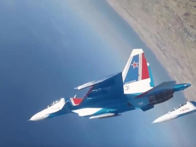 Xem tiêm kích Su-30SM nhào lộn trên không cực đẹp mắt cùng các Hiệp sĩ Nga