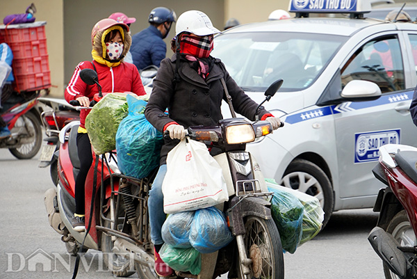 Những người lao động, tiểu thương cũng bịt kín