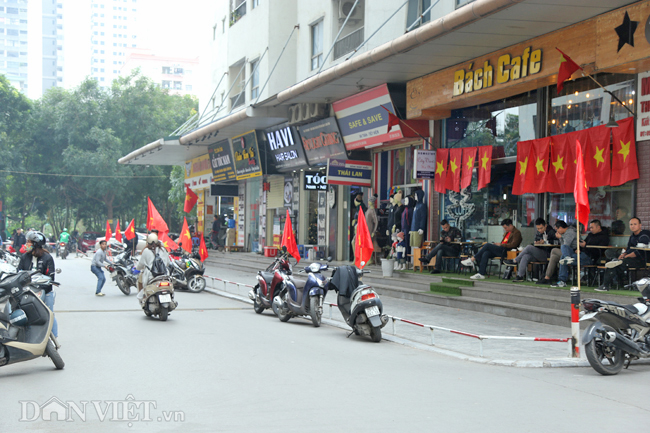 anh: dan chung cu dong loat treo co phu kin tu tang 1 len toi noc hinh anh 1