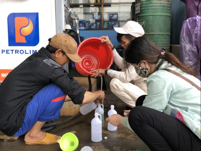 Quảng Ngãi: Tặng xăng cho khách “đi bão” ăn mừng chiến thắng