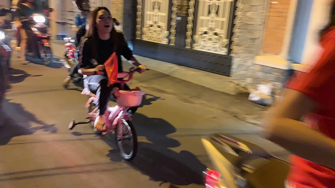 Mỹ Tâm chở người tình Mai Tài Phến bằng siêu xe đạp  Yanvn