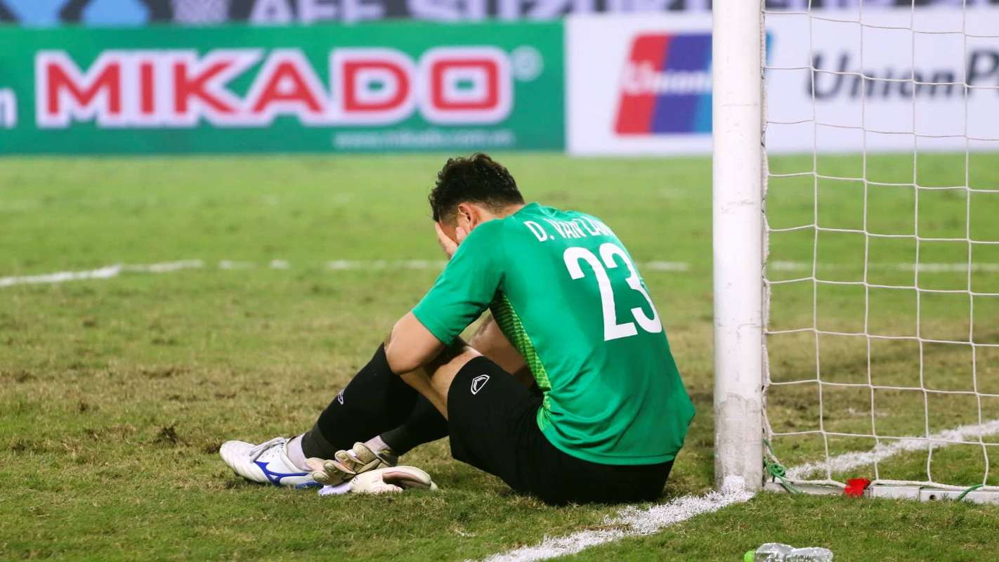Đặng Văn Lâm quỳ gối, bật khóc khi Việt Nam vô địch AFF Cup 2018