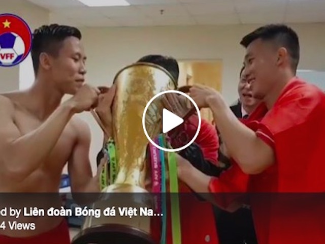 Hình ảnh cầu thủ Việt Nam ”nghịch như quỷ” sau khi vô địch AFF Cup 2018