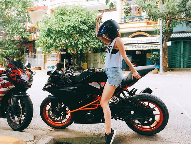 Hot girl mô tô Sài Gòn khiến bao trái tim rung động với vẻ đẹp và phong cách độc đáo. Những chiếc xe mô tô được tinh chỉnh tạo nên sự khác biệt và sáng tạo thú vị, khiến những ai yêu thích mô tô phải trầm trồ khen ngợi.