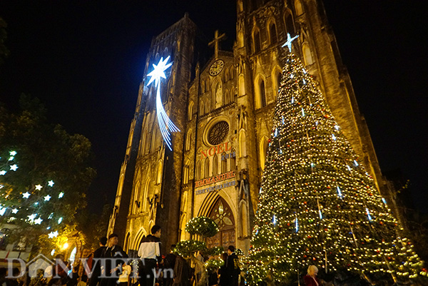   Trước lễ Giáng sinh, nhiều nhà thờ ở Hà Nội đã trang hoàng lộng lẫy, thu hút người dân và khách du lịch.