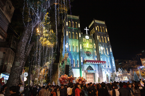 Ngập lụt đêm Noel Mưa rơi, đường phố hỗn loạn và chìm trong biển nước, những người dân đối mặt với những thử thách khó khăn. Tuy nhiên, đêm ngập lụt cũng vẫn chứa đựng của sự đoàn kết và hy vọng. Những nụ cười, niềm vui giản đơn như chơi đùa trong nước mưa của các em nhỏ sẽ làm cho không khí trở nên ấm áp và đầy kết nối. Hãy cùng xem những hình ảnh đầy xúc cảm của đêm noel ngập lụt này.