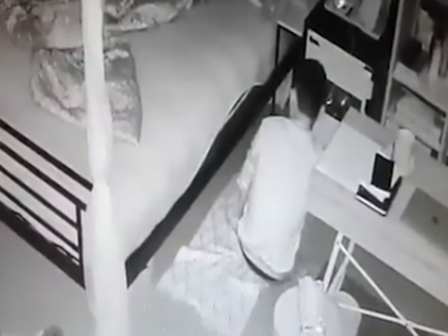 Video: Trộm mò vào tận giường ngủ cựu người mẫu ”cuỗm” iPhone XS