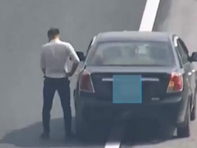 Nam tài xế thản nhiên dừng xe đi vệ sinh ngay trên đường cao tốc Hà Nội - Hải Phòng