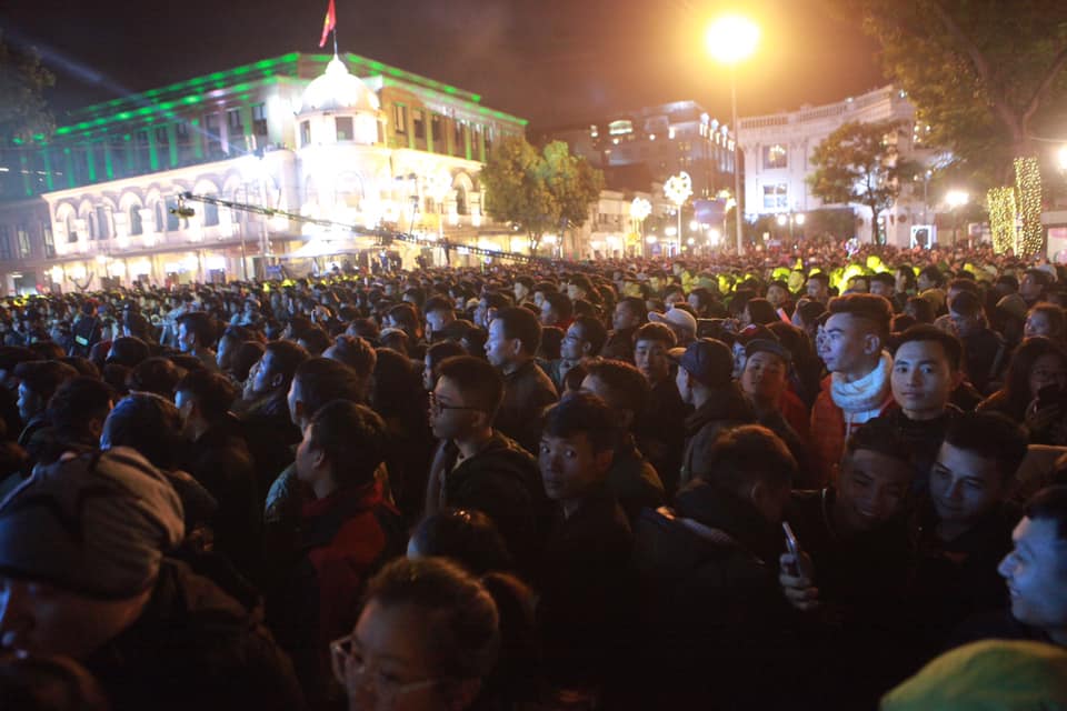 nguoi dan un un do ve trung tam ha noi, tp.hcm don giao thua hinh anh 13