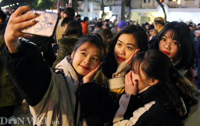 van nguoi tren pho di bo ha noi ron ra don thoi khac buoc sang 2019 hinh anh 2