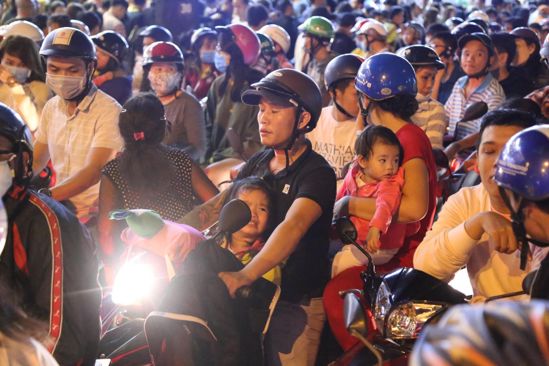 nguoi dan un un do ve trung tam ha noi, tp.hcm don giao thua hinh anh 5