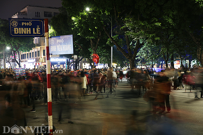 van nguoi tren pho di bo ha noi ron ra don thoi khac buoc sang 2019 hinh anh 4