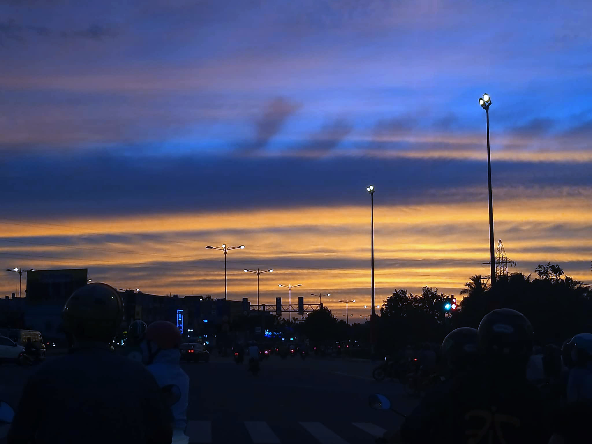 Bầu trời Sài Gòn xuất hiện “bảng màu” đẹp hút hồn chiều cuối năm: Bạn đã bao giờ chiêm ngưỡng bầu trời Sài Gòn đầy khí thế và hấp dẫn? Chiều cuối năm, \