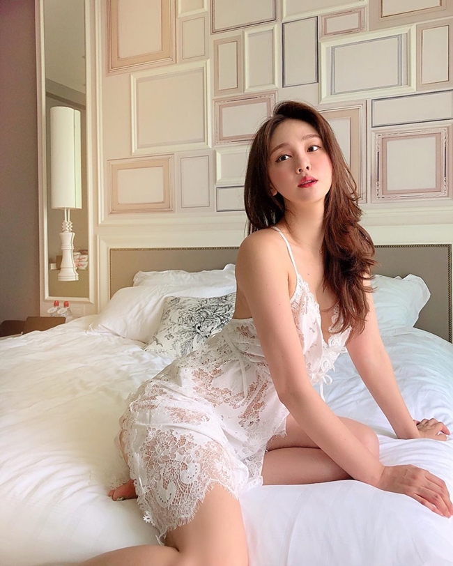 2 co gai han chung minh da trang, mat xinh khong bao gio loi mot hinh anh 7