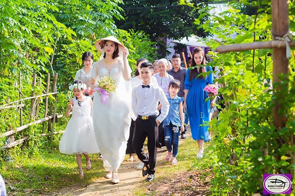 Tấm tắc về đám cưới của cô dâu 1,94m và chú rể 1,4m, cộng đồng mạng rầm rộ  chúc phúc