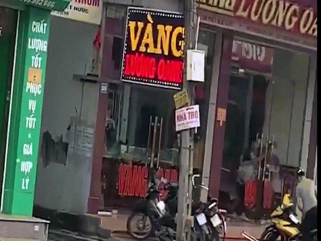 Video: Rúng động vụ cướp tiệm vàng tại Mạo Khê, dân quay được clip nổ súng?