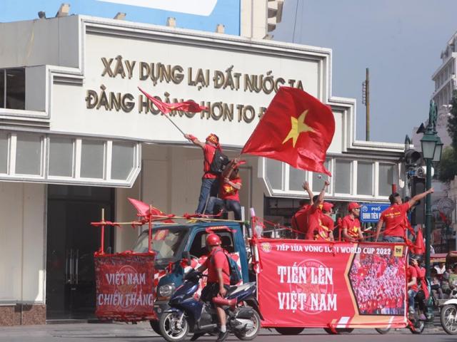 Nghìn CĐV hừng hực khí thế đến ”chảo lửa” Mỹ Đình tiếp sức cho tuyển Việt Nam đấu Malaysia