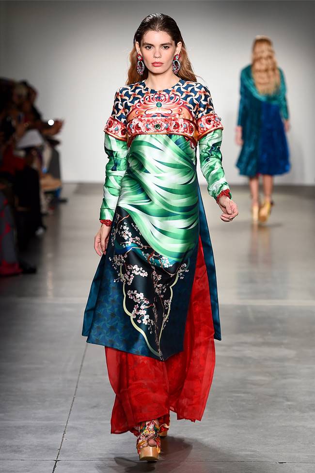 Người thiết kế thời trang NTK Việt Thuỷ Nguyên đã mang đến cho thị trường New York và Paris những bộ trang phục đầy mê hoặc. Hãy xem hình ảnh để khám phá thêm về phong cách táo bạo và sáng tạo của bà.