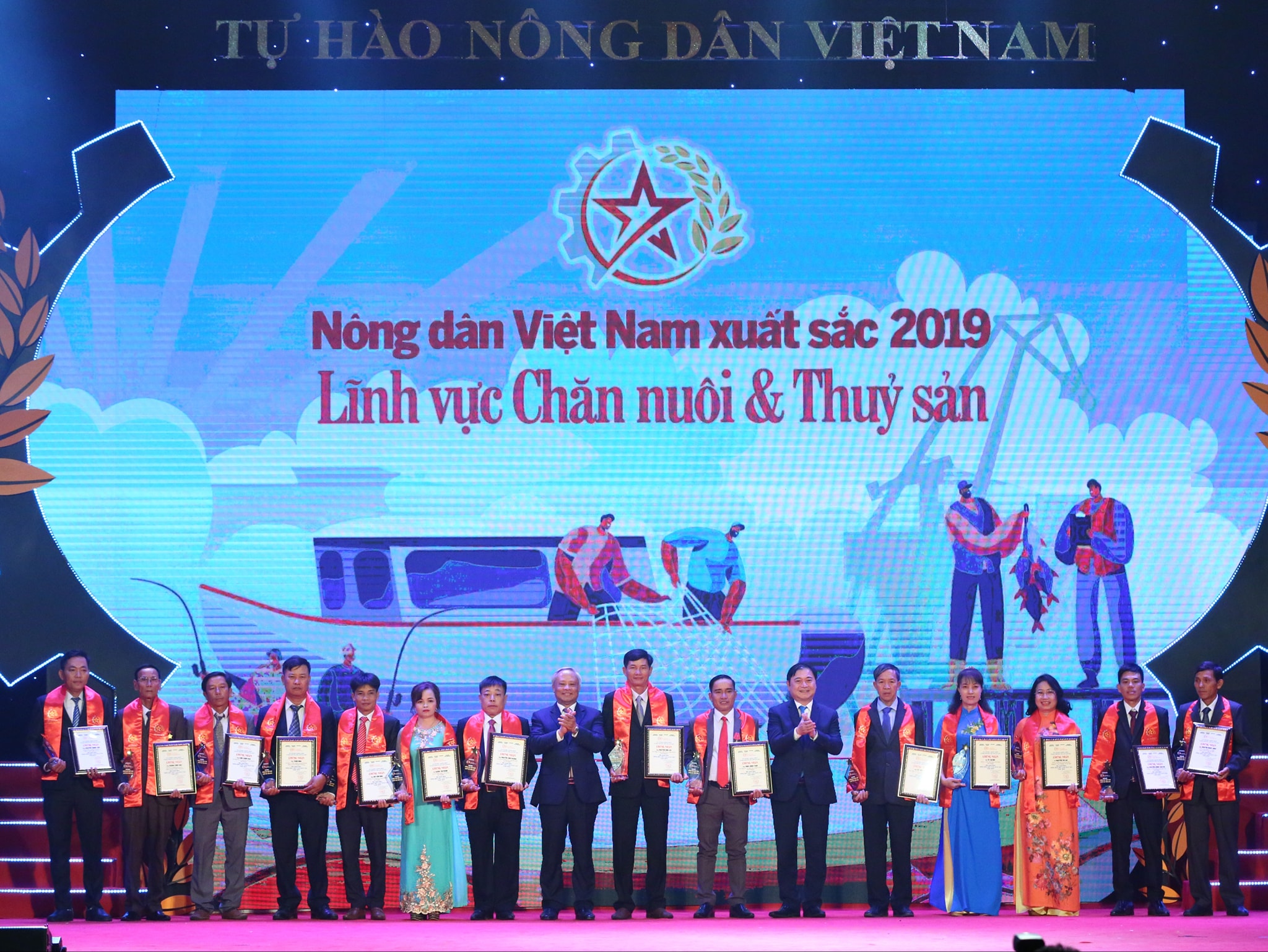 le ton vinh va trao danh hieu 63 nong dan viet nam xuat sac 2019 hinh anh 33