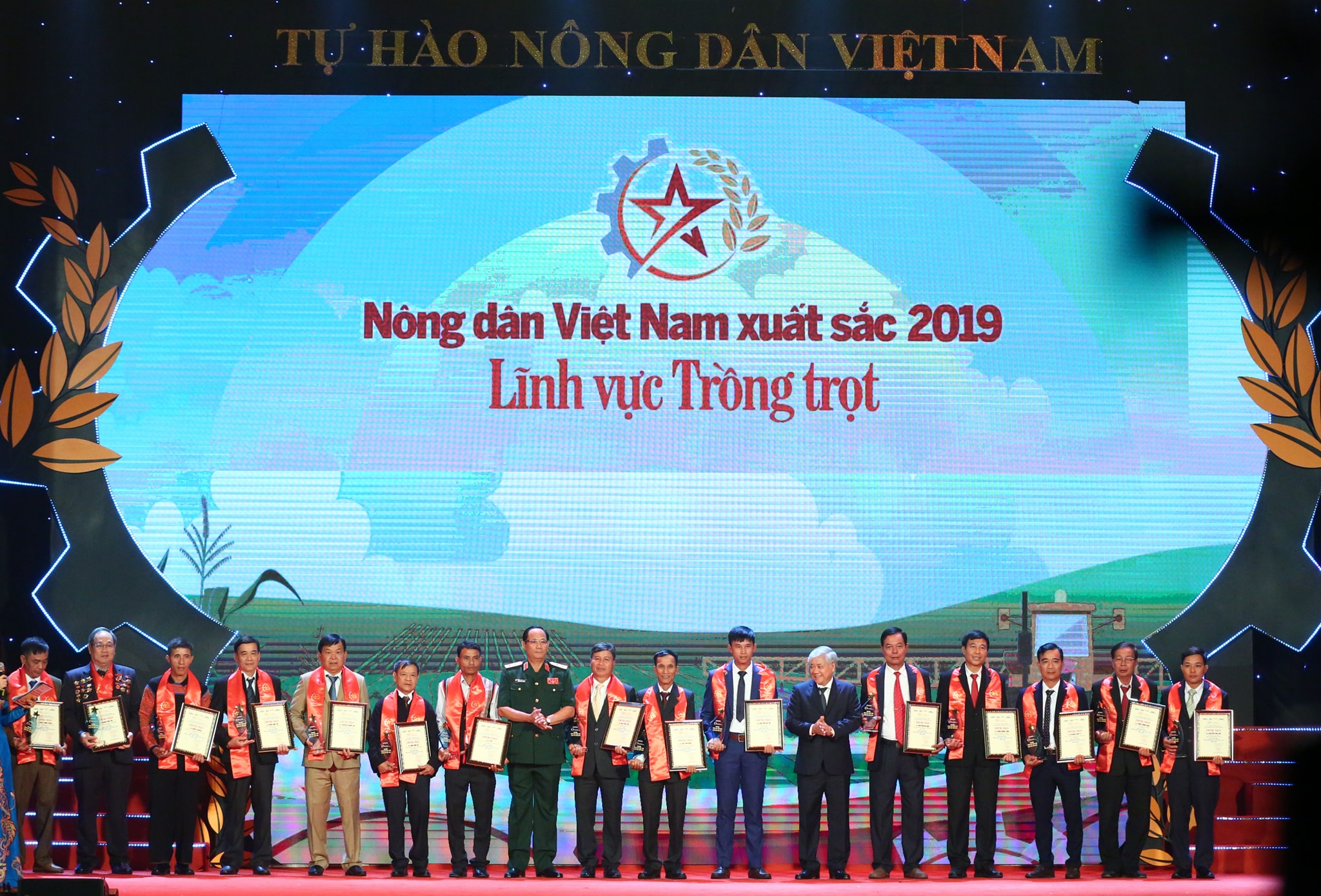 le ton vinh va trao danh hieu 63 nong dan viet nam xuat sac 2019 hinh anh 30