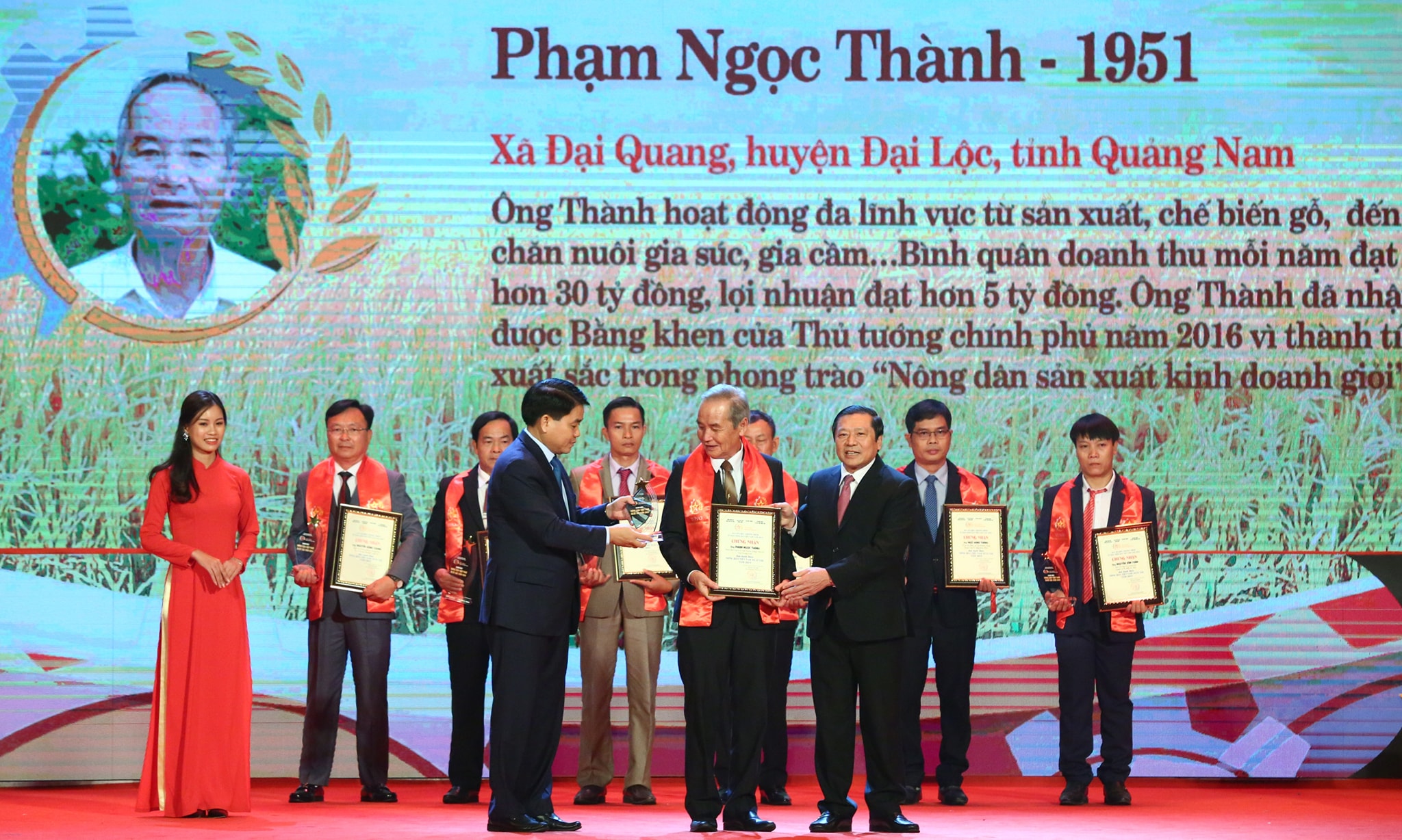 le ton vinh va trao danh hieu 63 nong dan viet nam xuat sac 2019 hinh anh 28