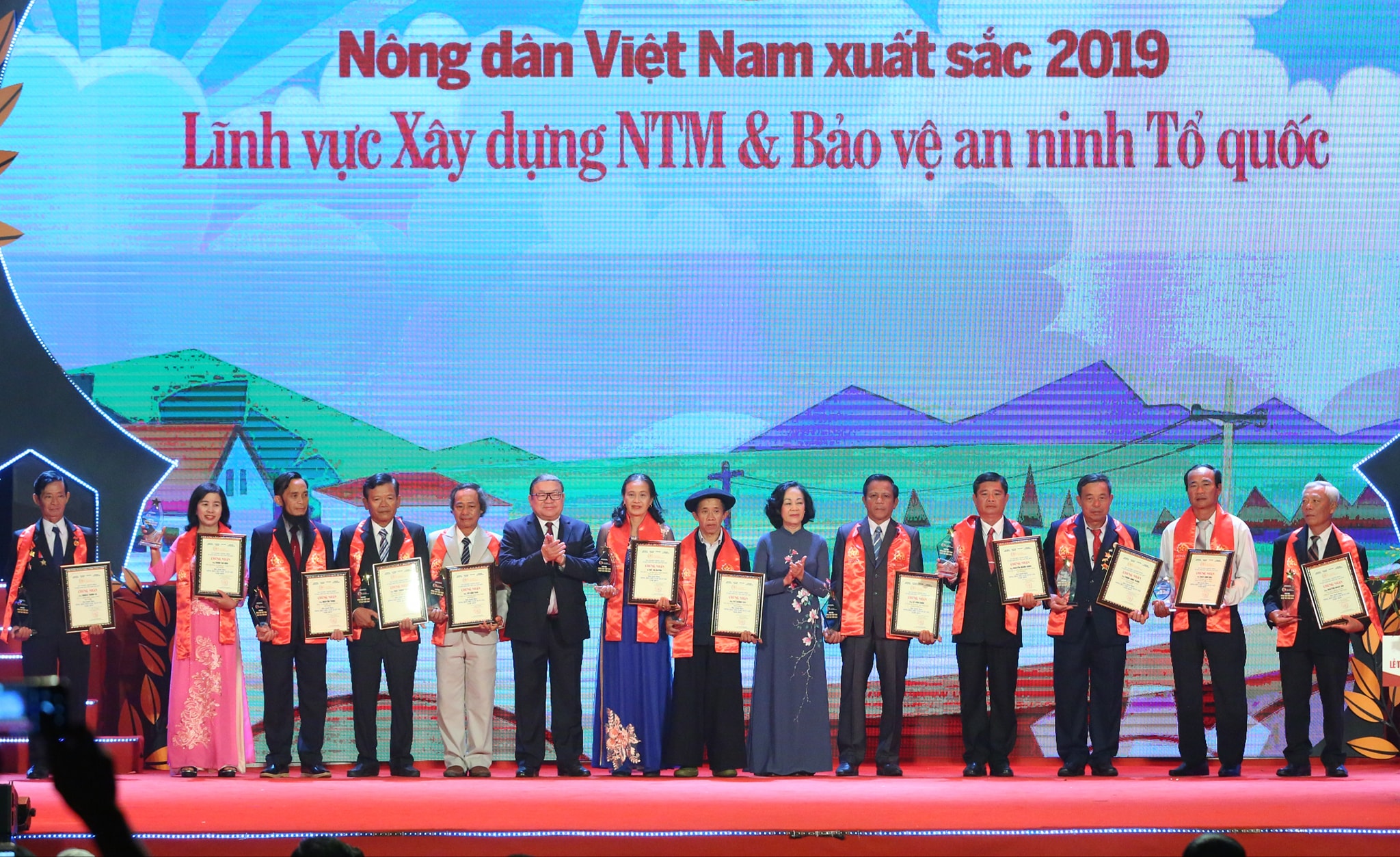 le ton vinh va trao danh hieu 63 nong dan viet nam xuat sac 2019 hinh anh 41