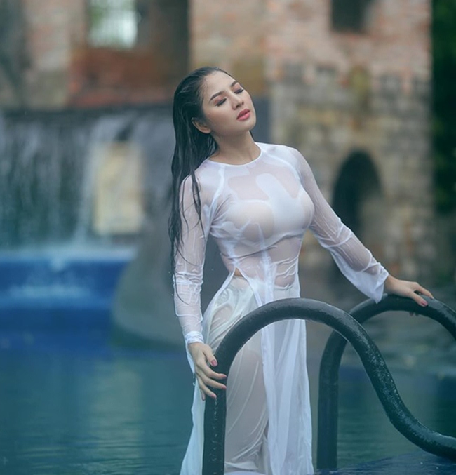 ao dai mong dinh lo noi y, khoet truoc ho sau phan cam 