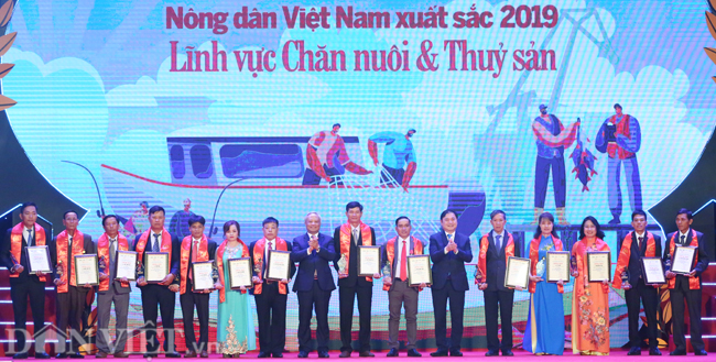 hinh anh le ton vinh va trao danh hieu 63 nong dan vn xuat sac hinh anh 8