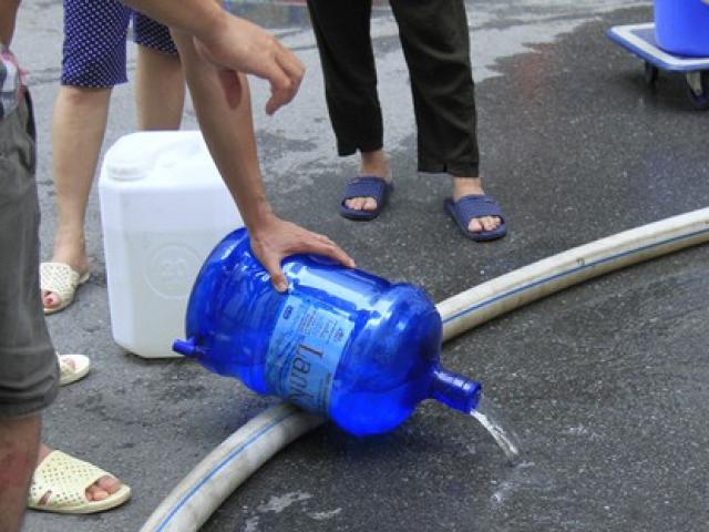 Tìm ra nguyên nhân nước cấp miễn phí cho người dân Hà Nội có mùi lạ