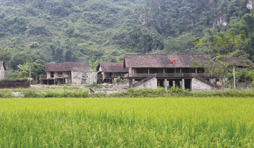 ẢNH: Dưới những ngôi nhà sàn đá độc đáo nhất Việt Nam