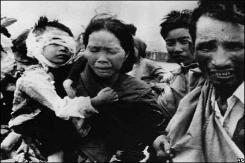 Chiến tranh Việt Nam luôn là một chủ đề mang tính cảm động và tâm lý lớn đối với người Việt Nam. Hình ảnh liên quan đến chiến tranh, dù là cảnh quan chiến trường, hay hình ảnh về người dân và binh sĩ. Hãy cùng chúng tôi điểm lại quá khứ để hiểu rõ hơn về lịch sử đất nước.