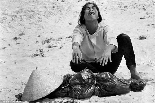 Chiến tranh Việt Nam: Không có gì xa lạ hơn với người Việt Nam khi nhắc đến Chiến tranh. Tuy nhiên, câu chuyện về những chiến sĩ Việt Nam từng chiến đấu vẫn luôn đem lại cảm giác kích thích và tự hào. Hãy cùng xem hình ảnh để lại những kỷ niệm đẹp về quá khứ lịch sử của Đất nước.
